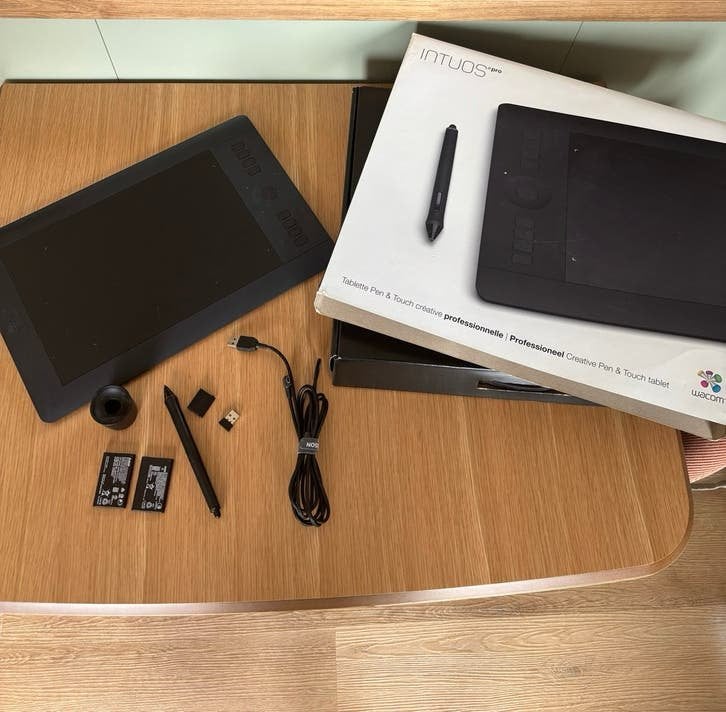 Wacom Intuos Pro M tekentablet met pen en accessoires, Computers en Software, Tekentablets, Zo goed als nieuw, Bedraad, Multi-touch