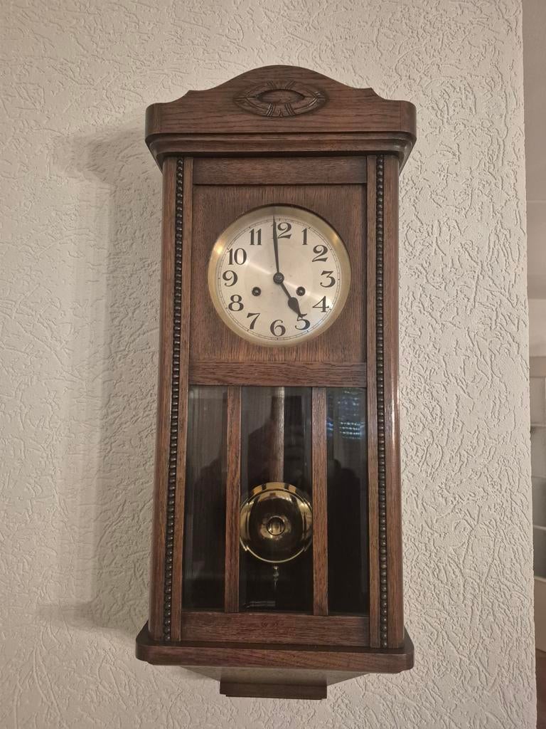Antieke wandklok met slinger, Ophalen