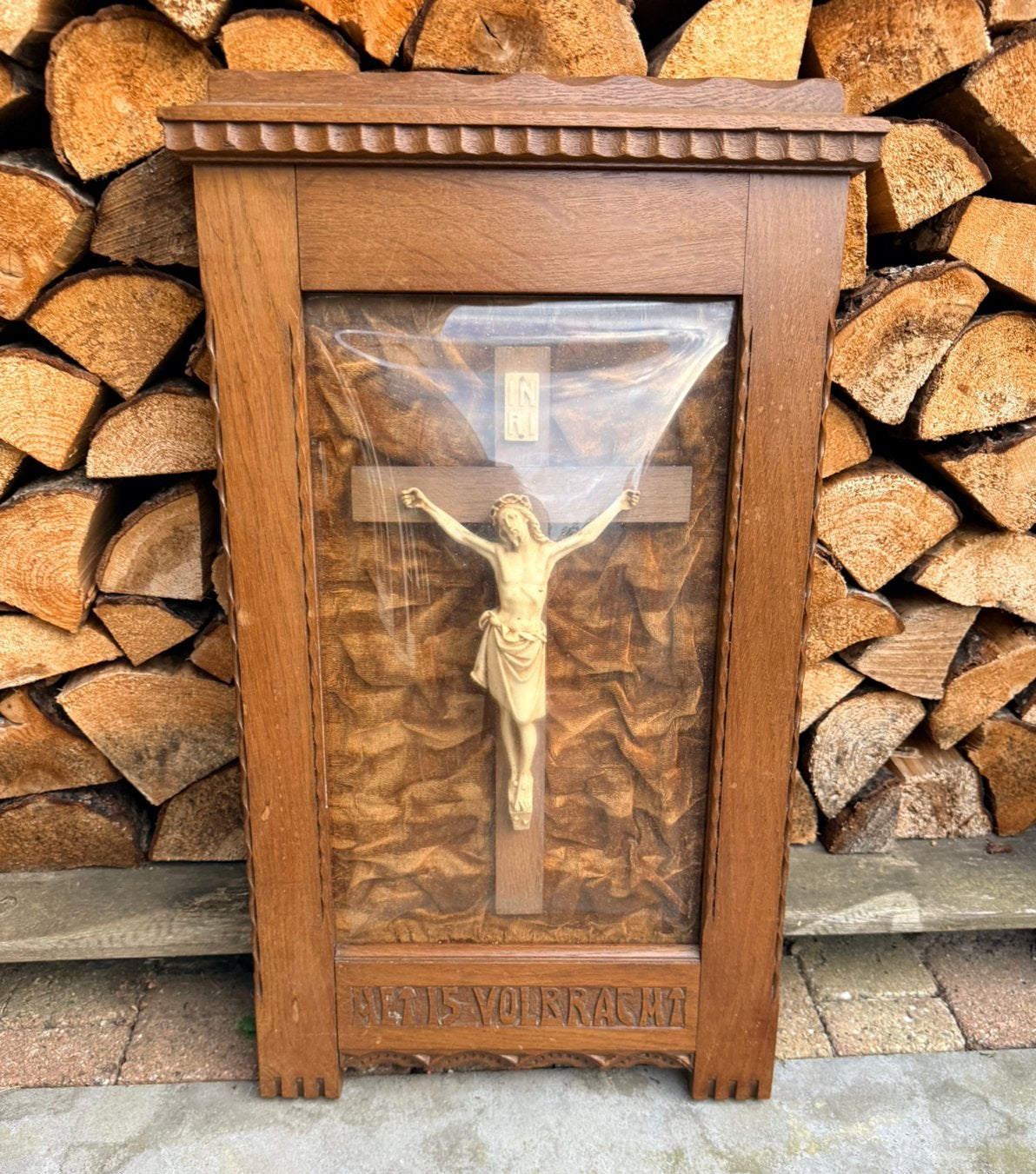 Antiek houten kruisbeeld achter bol glas. VINTAGE, Ophalen