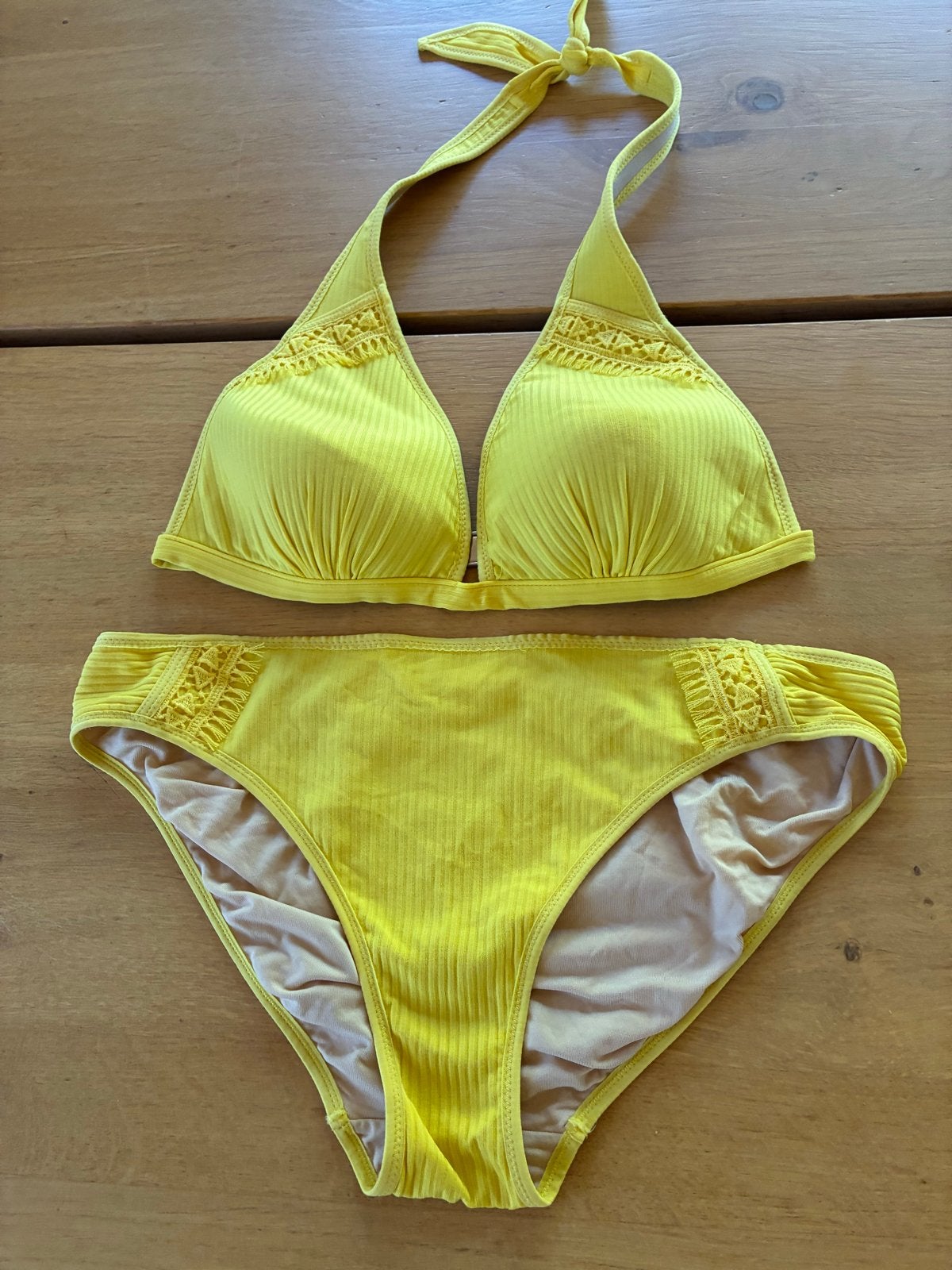 Andres Sarda bikini halter geel - Maat 80C, Kleding | Dames, Badmode en Zwemkleding, Ophalen of Verzenden, Zo goed als nieuw, Geel