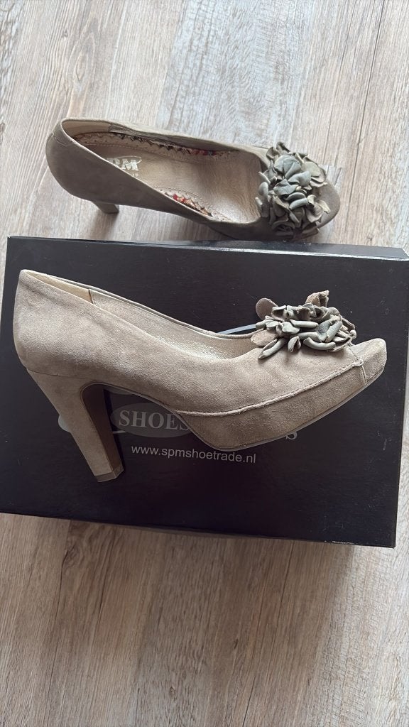 SPM – Suède peep‑toe heels – maat 38, SPM, Beige, Ophalen of Verzenden, Zo goed als nieuw