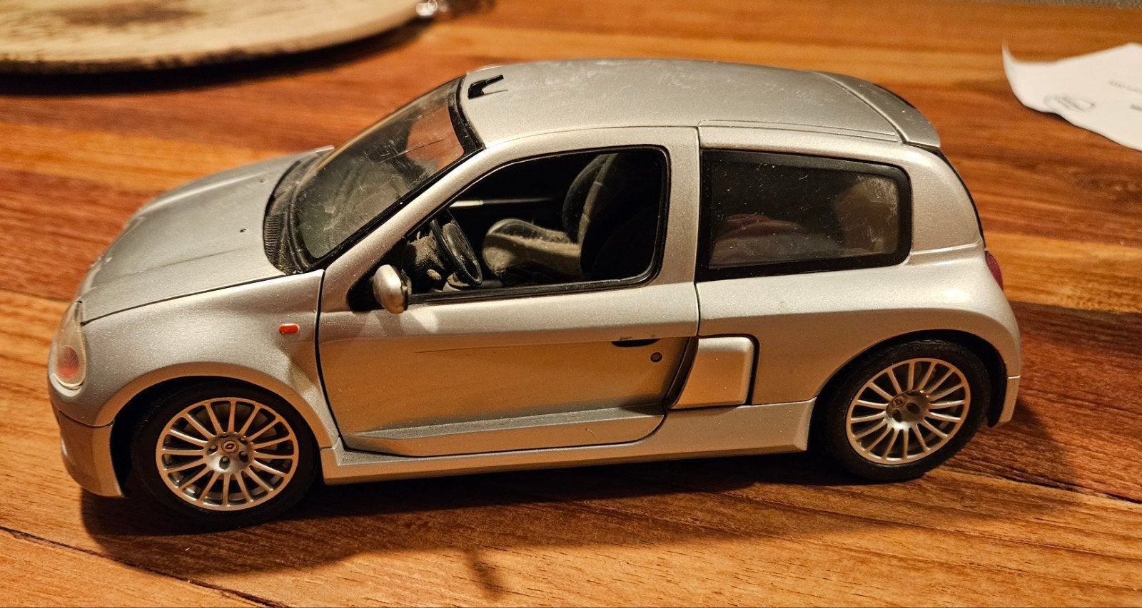 Renault Sport Clio V6 1:18 - Universal Hobbies, Ophalen of Verzenden, Gebruikt, Auto, Overige merken