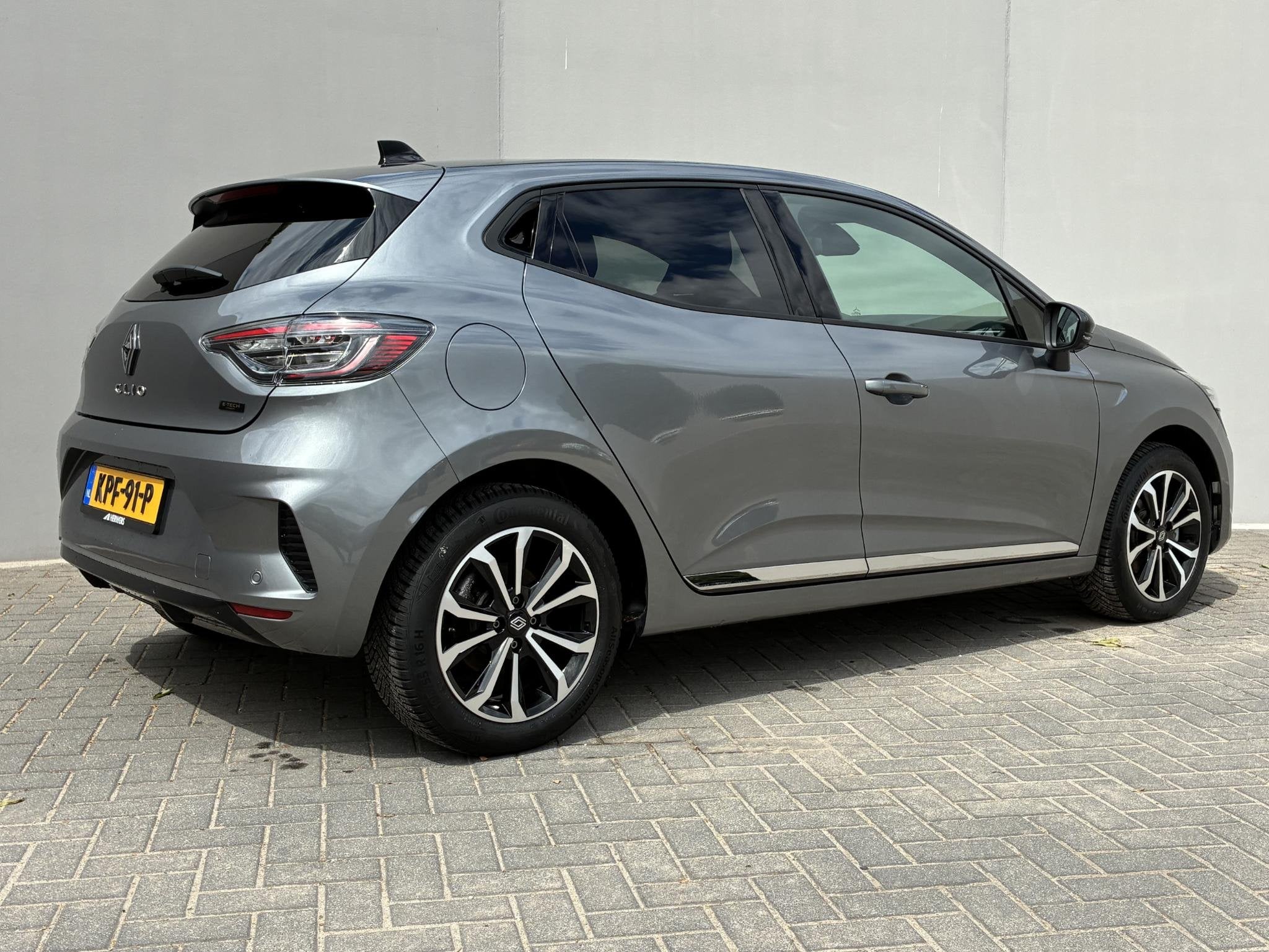 Renault Clio 1.6 E-Tech Full Hybrid 145 techno / Fabrieksgar, Auto's, Gebruikt, Euro 6, Leder en Stof, 1248 kg