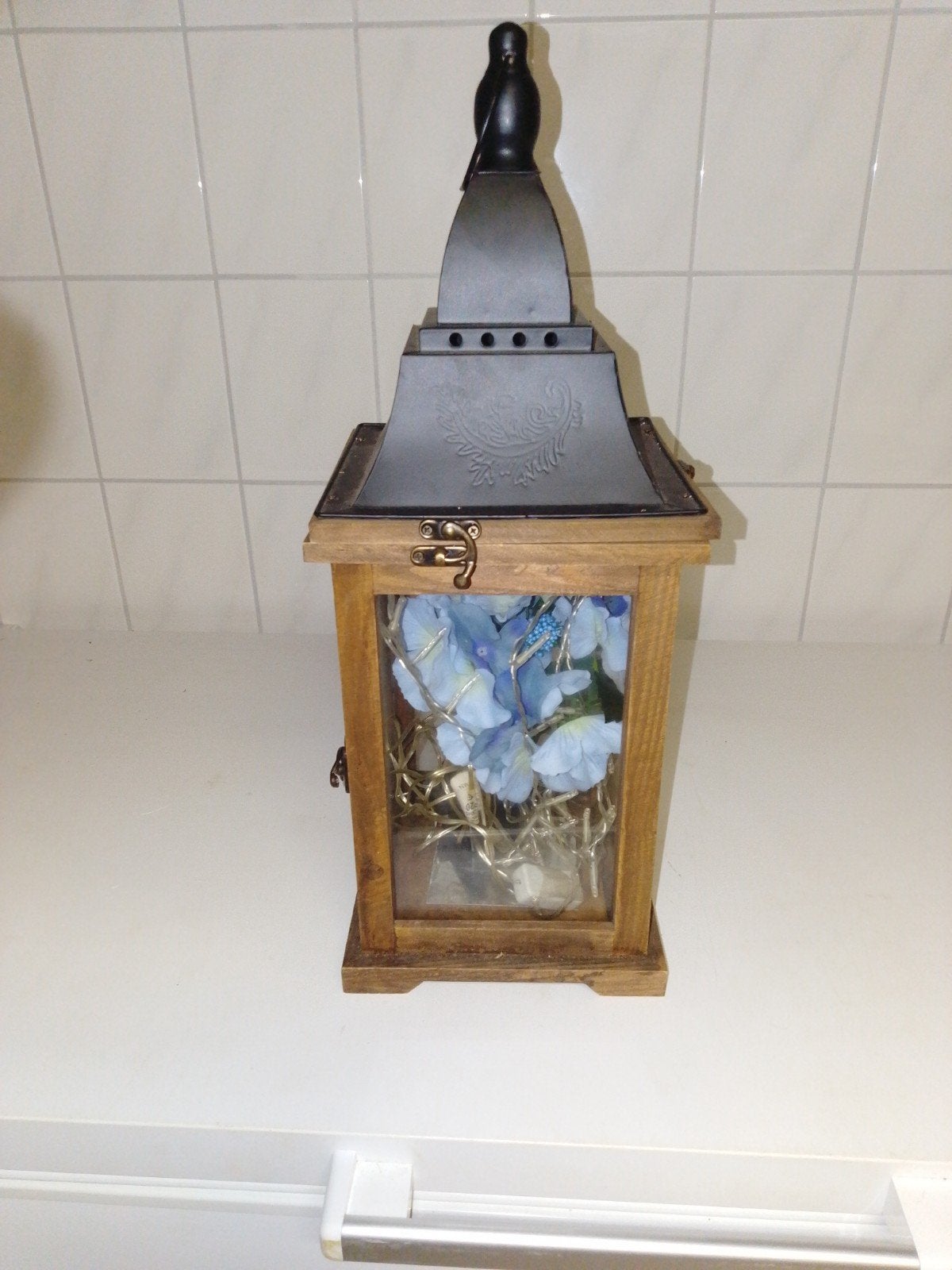 Decoratieve lantaarn met blauwe bloemen en verlichting, Huis en Inrichting, Hout, Blauw, Ophalen of Verzenden, Landelijk