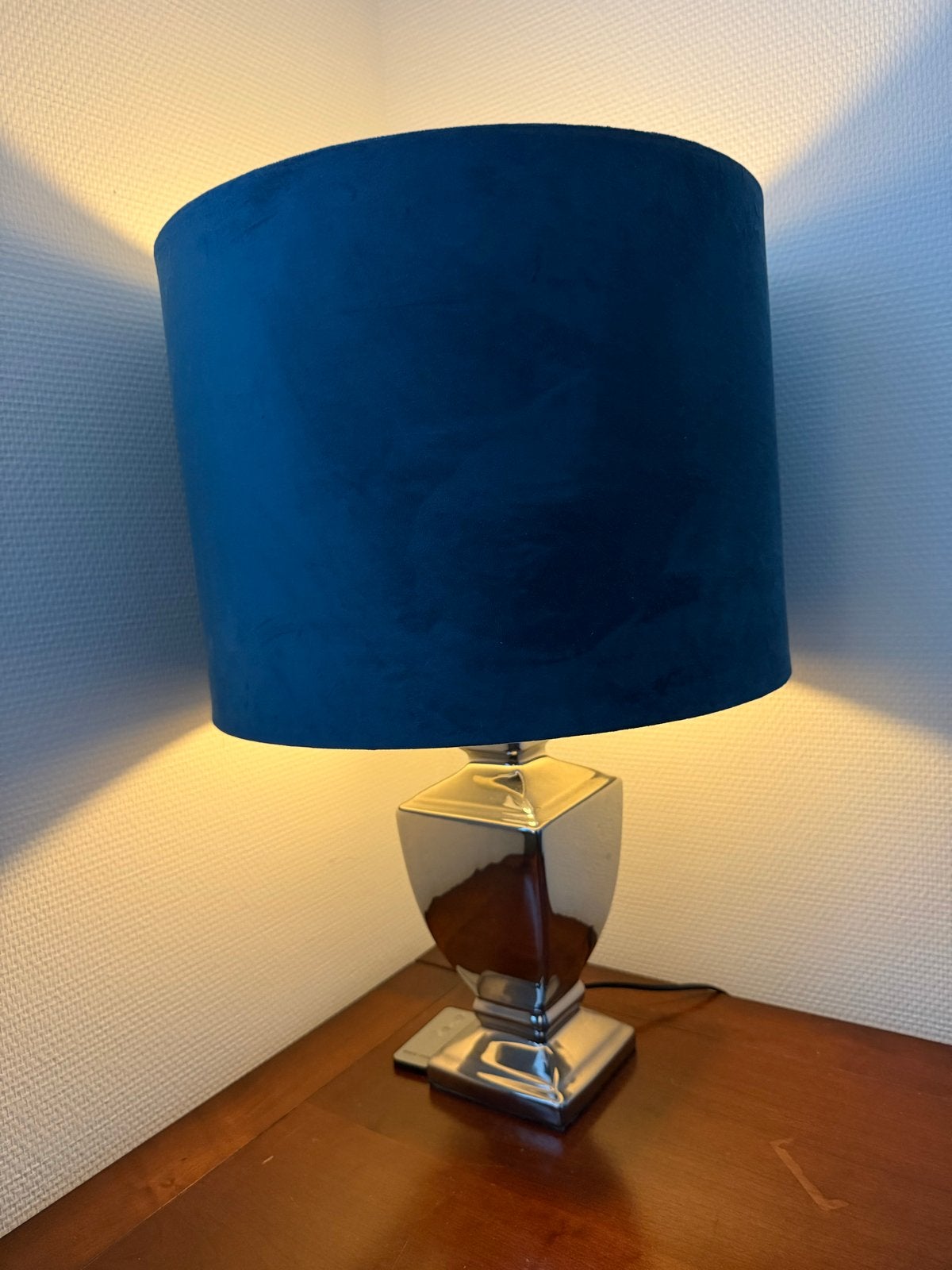 Stijlvolle tafellamp met donkerblauwe kap, Gebruikt, E27 (groot), Sfeerlamp, Met kap