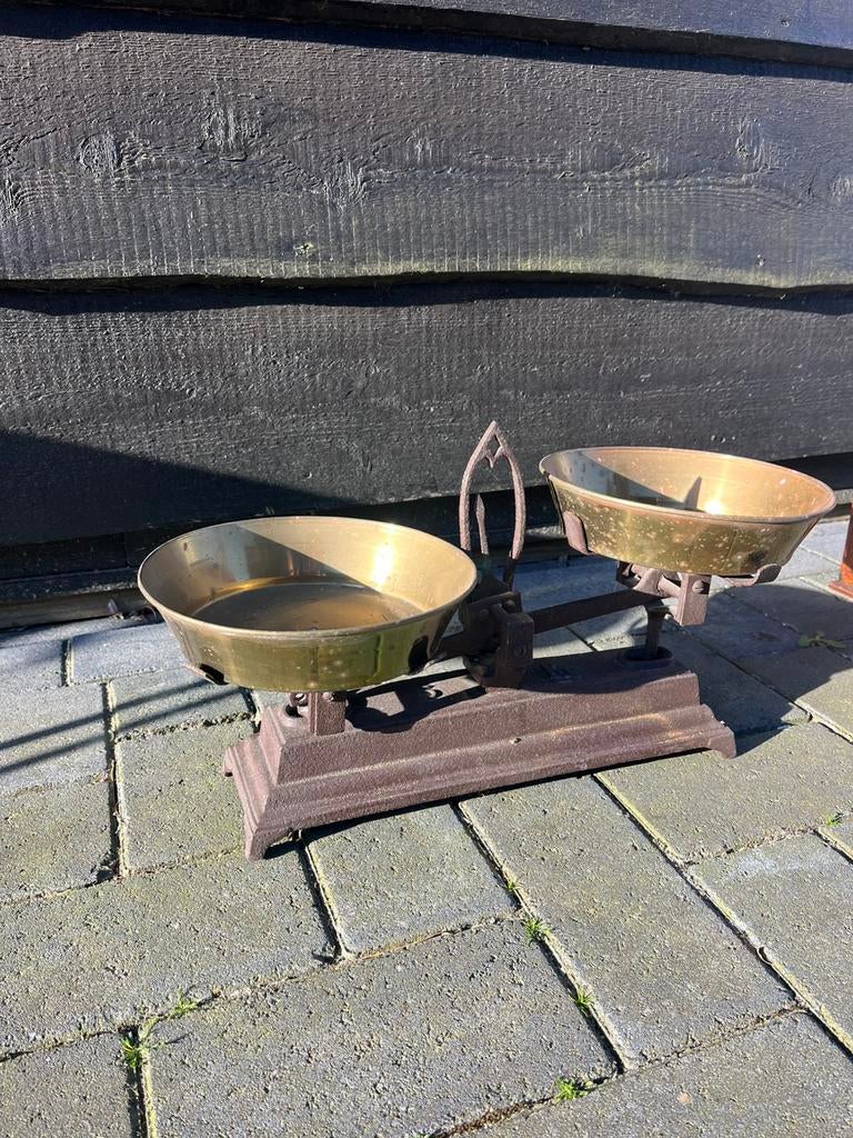 Weegschaal vintage met koperen schalen, Meerdere dieren