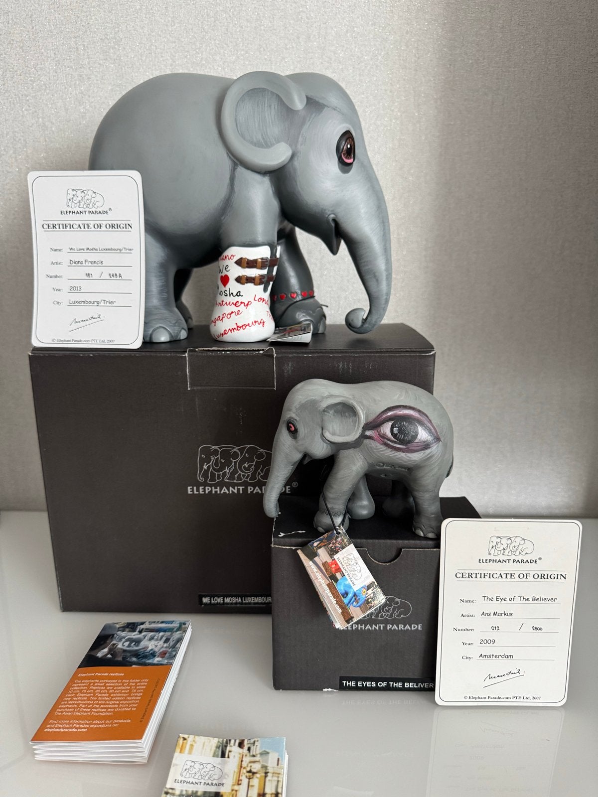 Twee Elephant Parade olifanten met certificaten en dozen, Ophalen of Verzenden, Zo goed als nieuw, Wild dier, Beeldje of Figuurtje