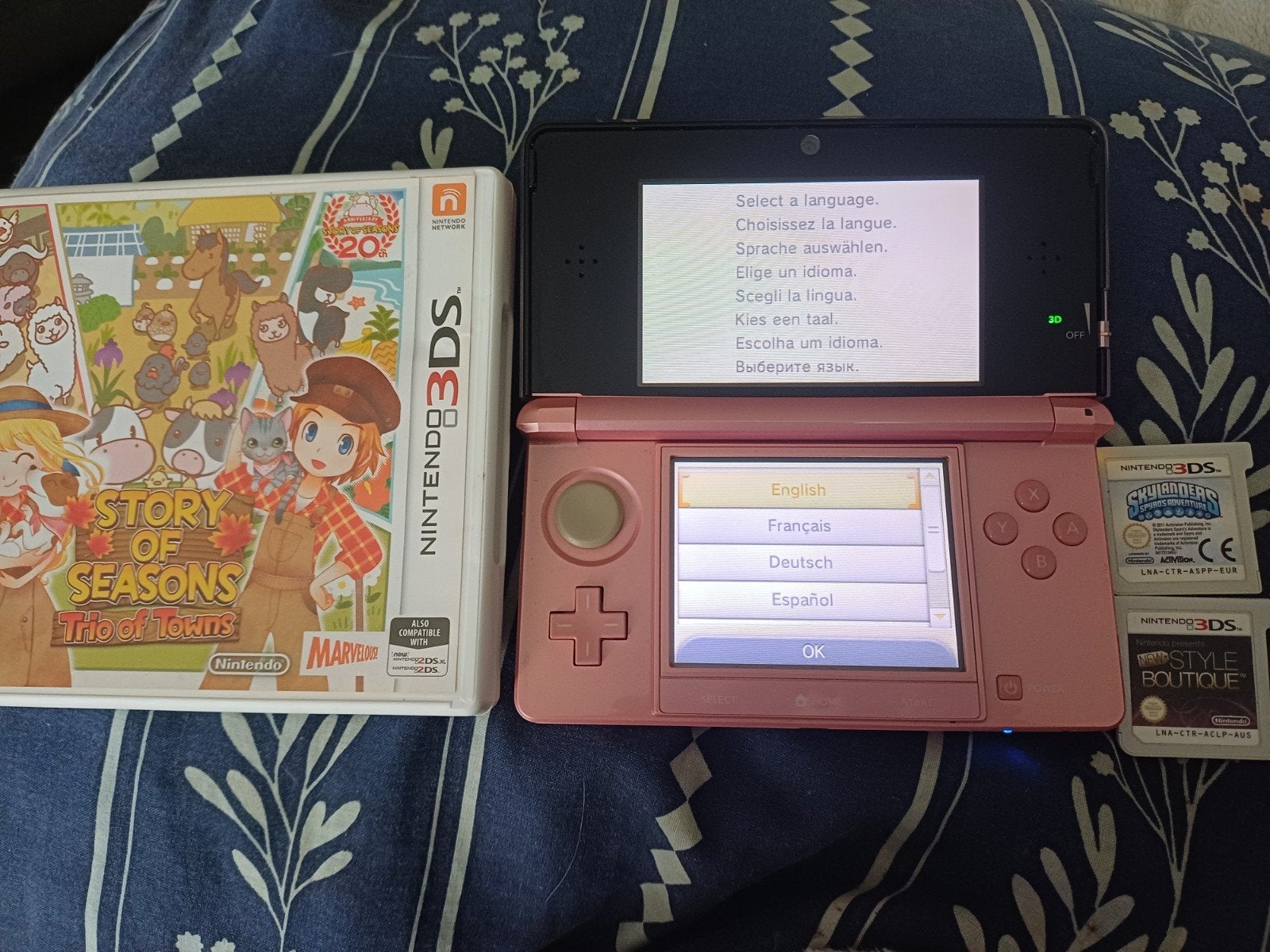 Roze Nintendo 3DS met 3 games.