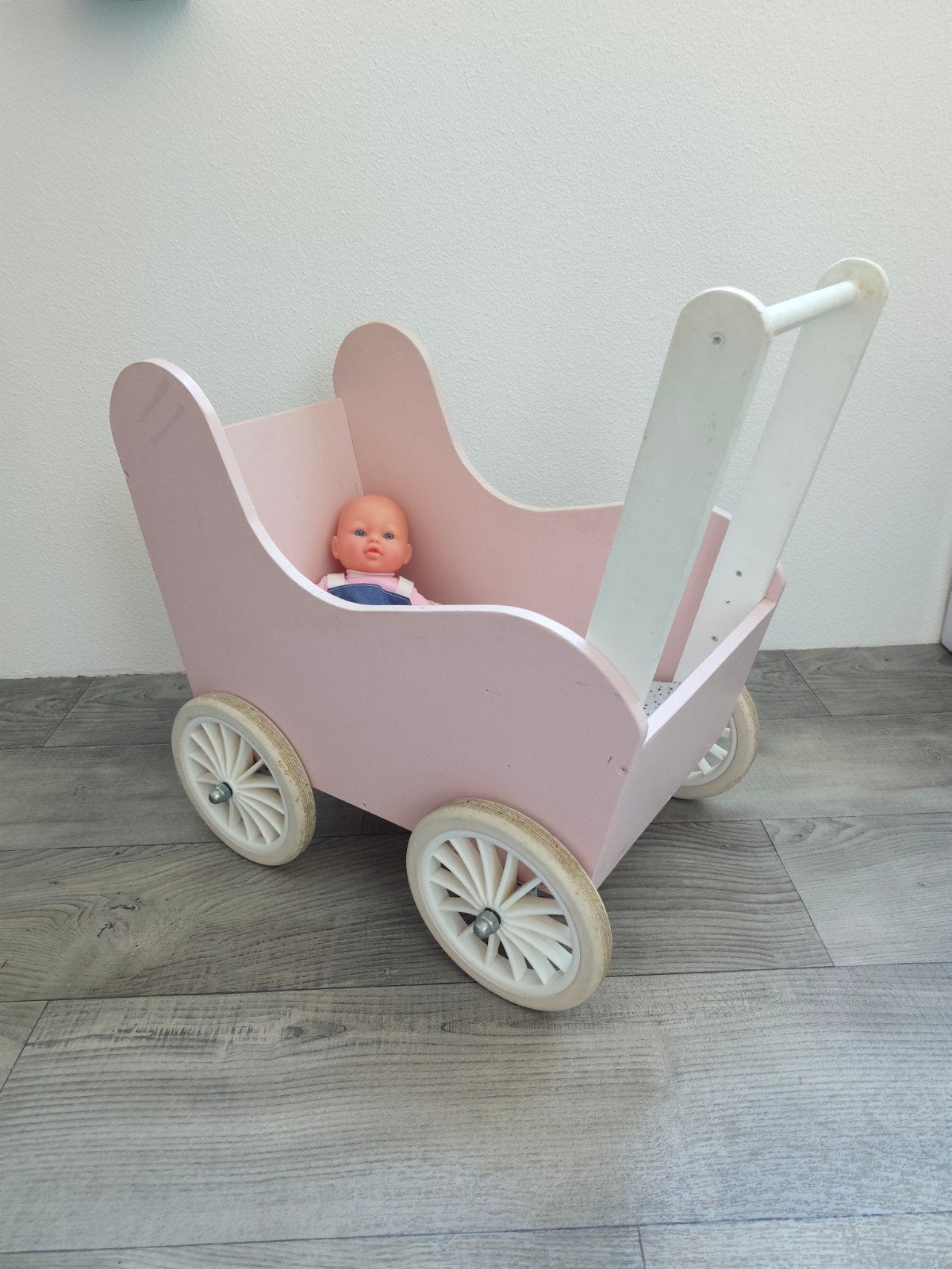 Handgemaakte houten poppenwagen met popje, Kinderen en Baby's, Speelgoed | Poppen, Ophalen, Gebruikt, Babypop