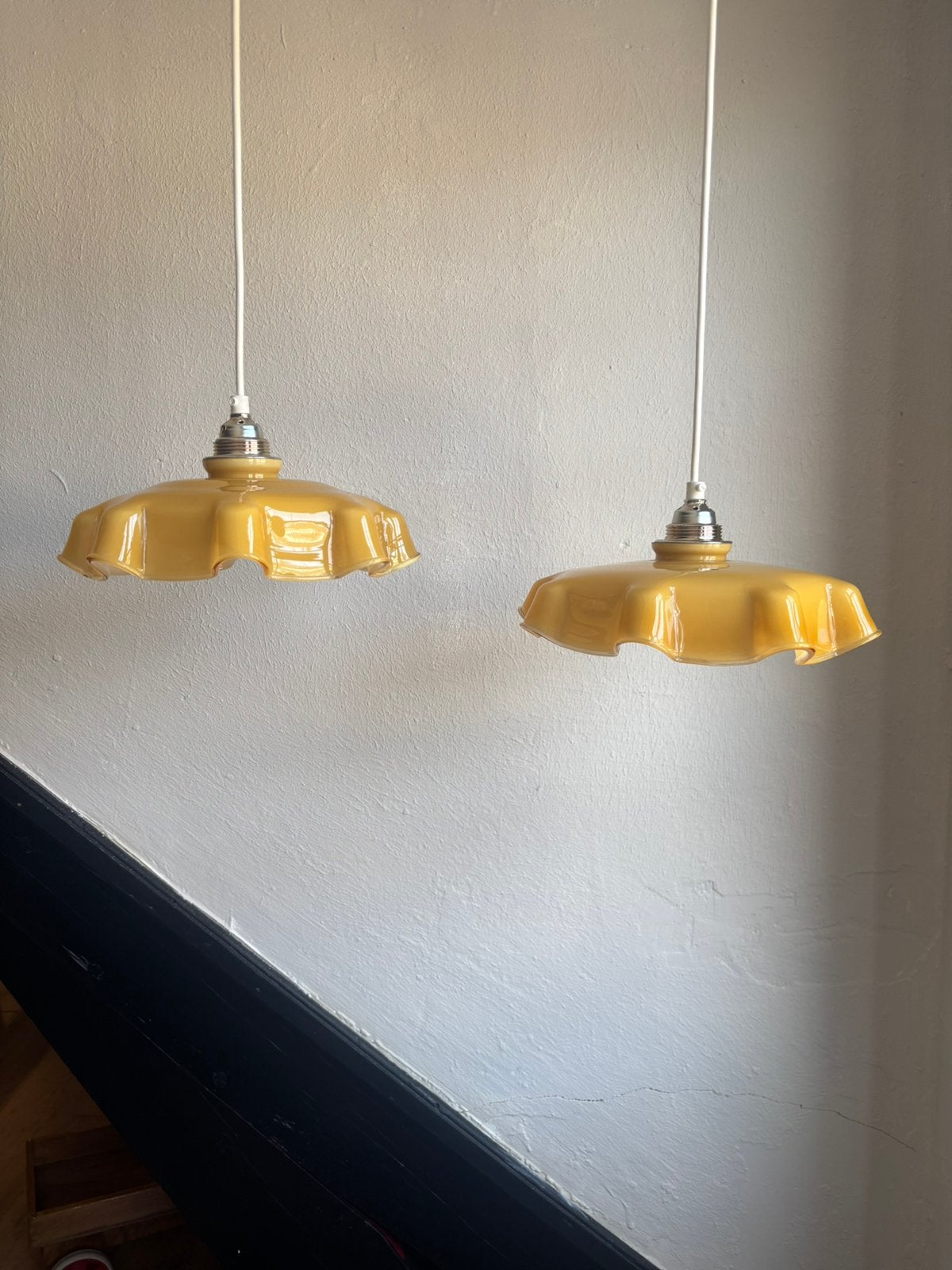 Vintage set 2 oker geel oud Frans opaline glazen hanglamp, Ophalen of Verzenden, Zo goed als nieuw, Glas