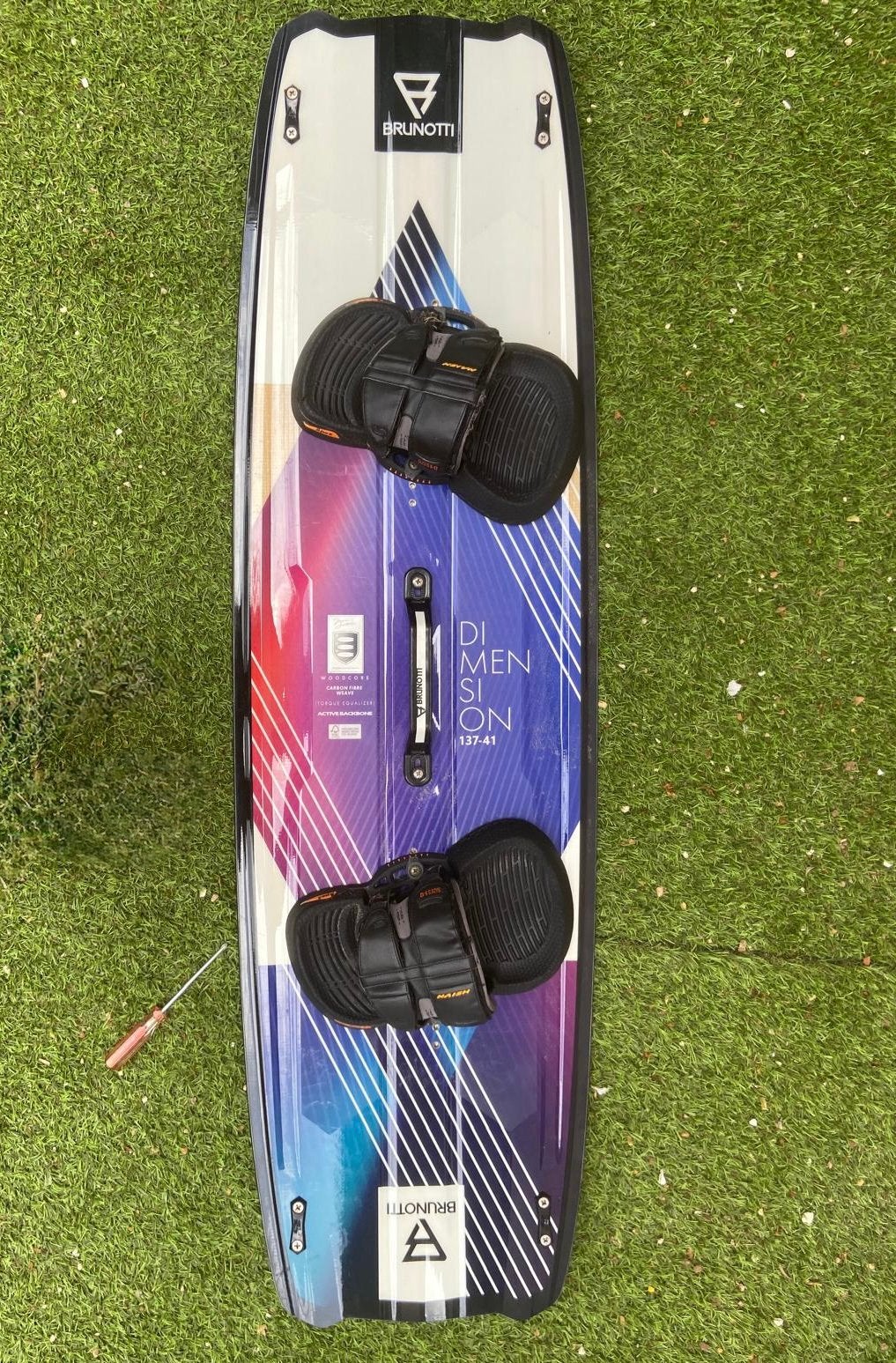 Brunotti Dimension kiteboard (137-41) + Naish bindingen, Ophalen of Verzenden, Gebruikt, Overige typen, Met vinnen