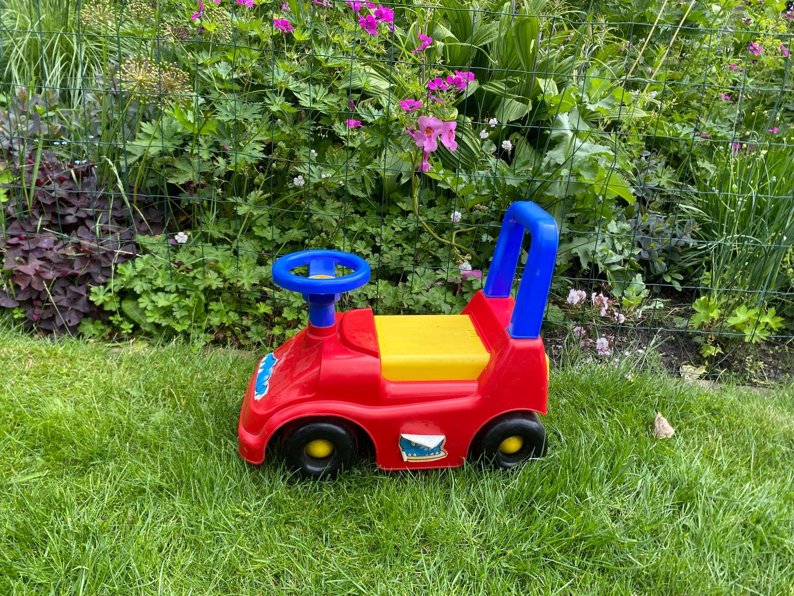Leuke loopauto met een opbergvakje, Ophalen of Verzenden, Gebruikt, Loopvoertuig