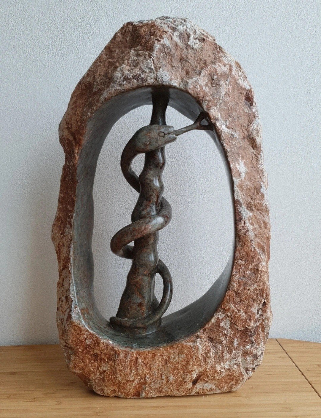 Uniek serpentijn beeld: slang 41,5 cm hoog, Overige onderwerpen, Ophalen of Verzenden, Handgemaakt, 20 - 50 cm