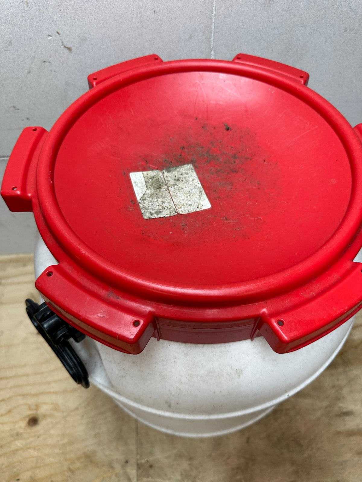 CurTec vat met rode deksel - Made in Holland, Ophalen, Gebruikt