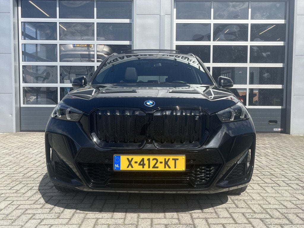 BMW iX1 xDrive30 Launch Edition 67 kWh | SoH 96.3% | Luxe Le, Auto's, BMW, Automaat, Zwart, 1985 kg, SUV of Terreinwagen