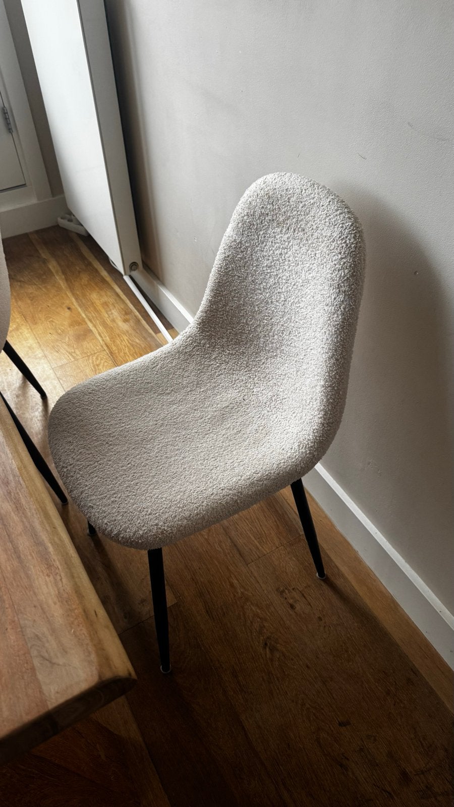 Moderne eetkamerstoelen - Bouclé / teddy stof, Huis en Inrichting, Stoelen, Ophalen, Twee, Wit, Zo goed als nieuw