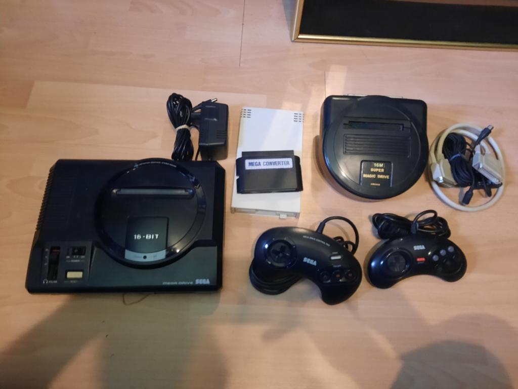 Sega 16 bit megadrive met super magic drive smd800, Spelcomputers en Games, Ophalen of Verzenden, Gebruikt, Met 2 controllers
