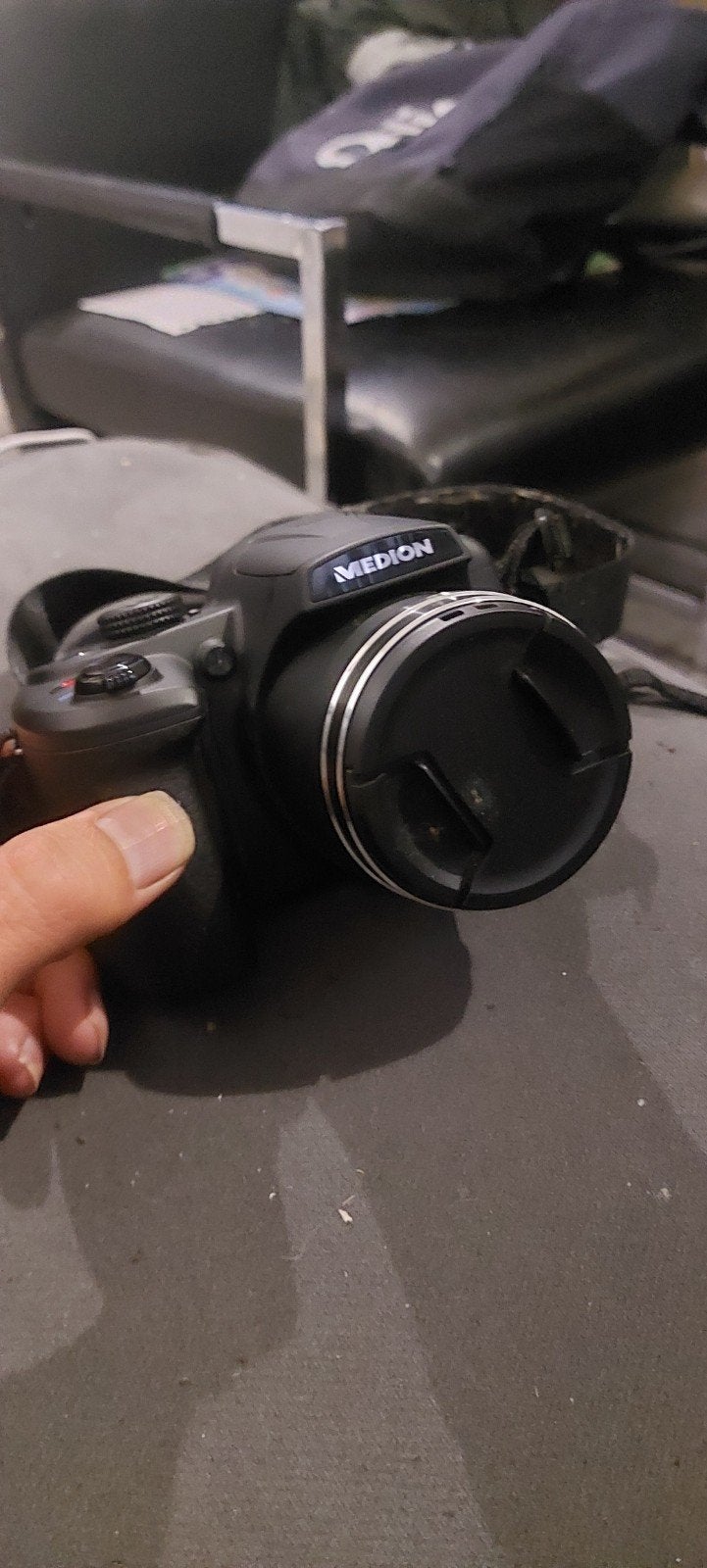 Medion Bridgecamera met tas lader sd kaart, Ophalen of Verzenden, Zo goed als nieuw, Overige Merken, Cameratas