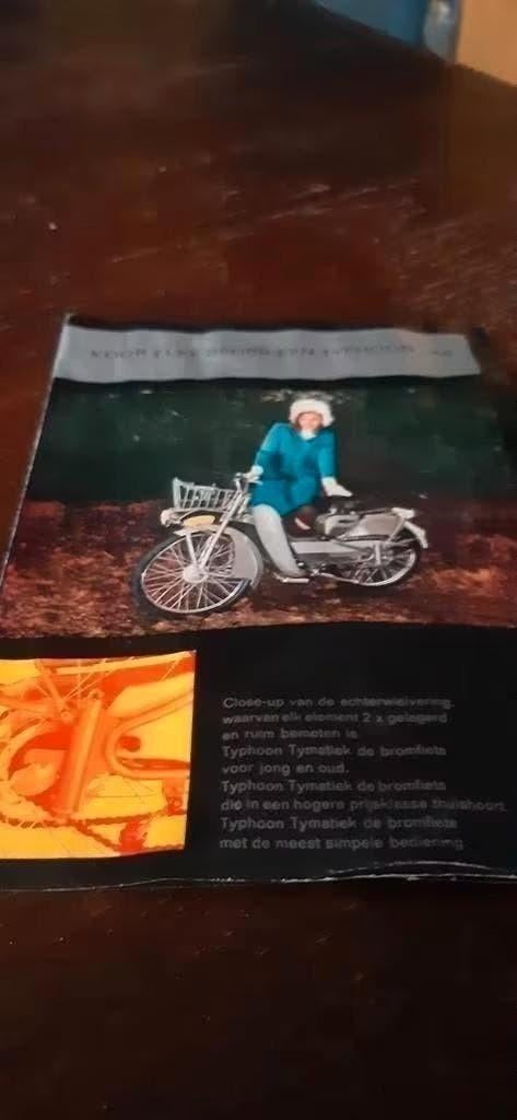 Beurs folder Typhoon bromfiets 1966, Ophalen of Verzenden, Gelezen, Algemeen