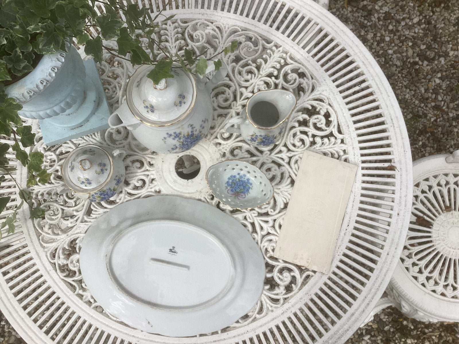 Thun servies en Mosa tegeltje  ‘vergeet-mij-nietjes’ decor, Antiek en Kunst, Ophalen