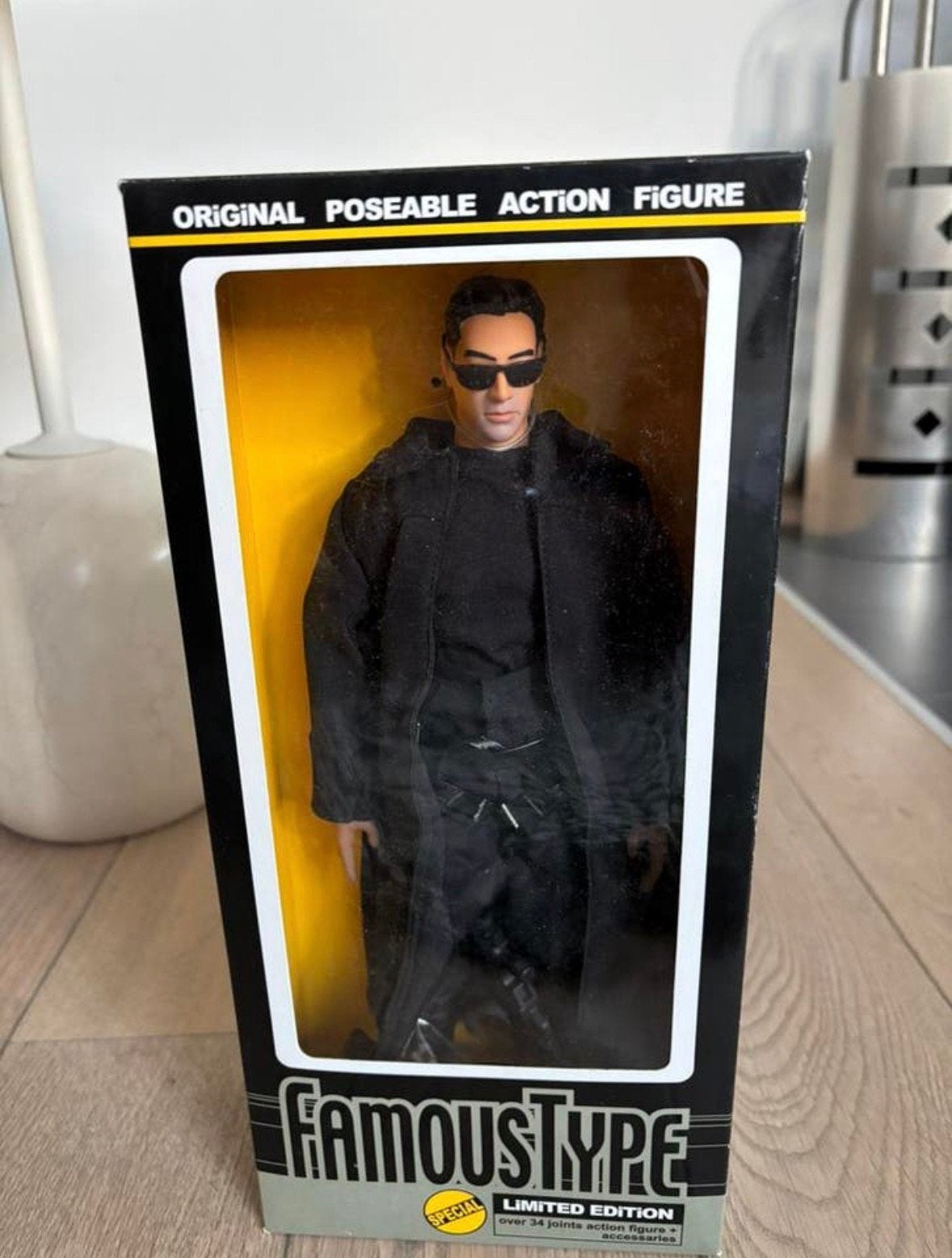 1/6 figuur Neo/Matrix - Famous Type (Hot Toys) - gelimiteerd, Ophalen of Verzenden, Zo goed als nieuw, Actiefiguur of Pop