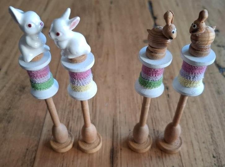 2 Sets handgemaakte paasdecoratie van houten klosjes 4, Diversen, Pasen, -, -, Ophalen of Verzenden, Zo goed als nieuw