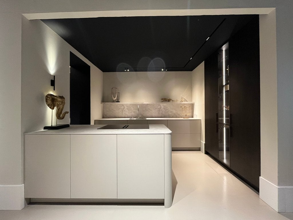 Japandi stijl showroomkeuken met afgerond schiereiland, Huis en Inrichting, Keuken | Complete keukens, Ophalen, Overige typen