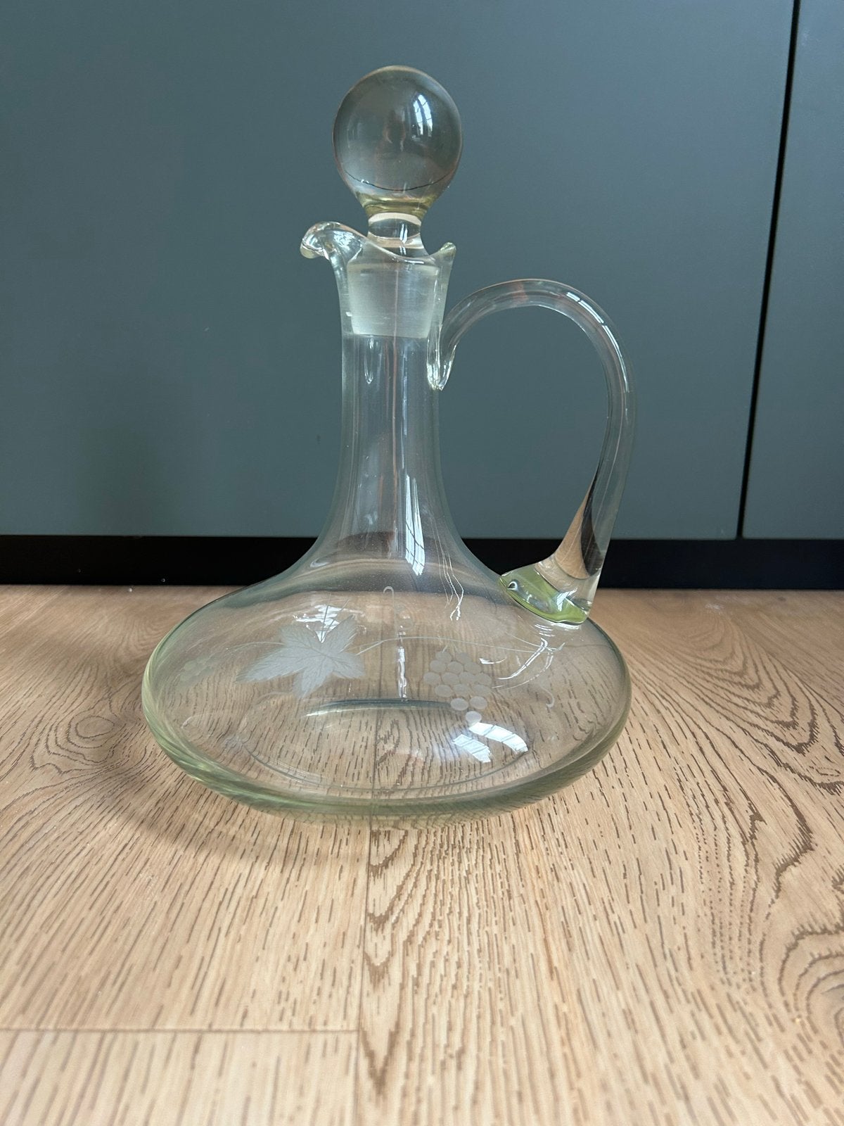 Glazen karaf met druivenmotief en stop, Ophalen of Verzenden