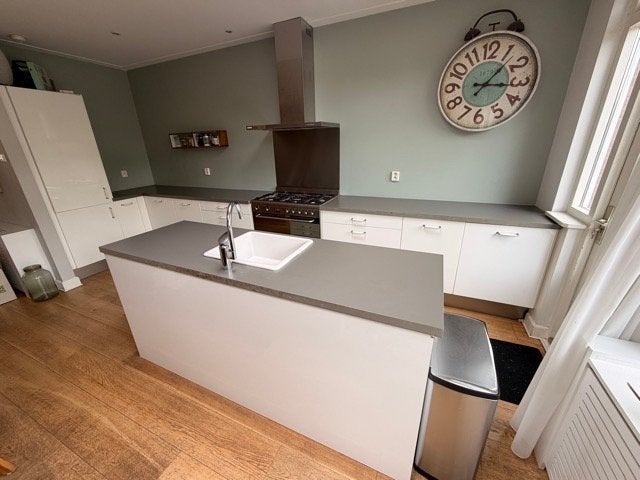 Foto 3 van Moderne keuken met eiland en moderne apparatuur