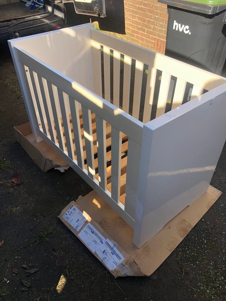 Baby bed TWF bed hoogglans wit ledikant, Ophalen of Verzenden, Gebruikt, Ledikant