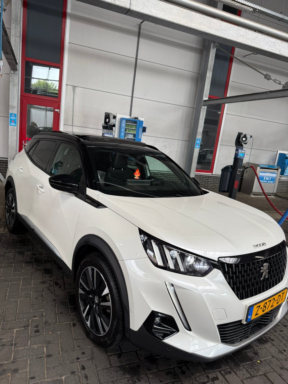 Peugeot 2008 GT LINE 1.2 156pk Eat8 Pano/3D/Carplay/Keyless, Auto's, 15 km/l, 1199 cc, Wit, 1200 kg
