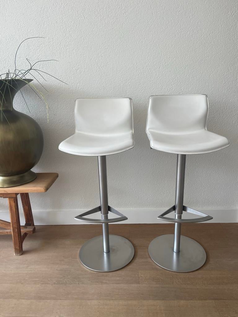 LaPalma Kai S39 barkruk RVS frame/Leer witte barstoel wit, Ophalen, Gebruikt, In hoogte verstelbaar, 60 tot 90 cm