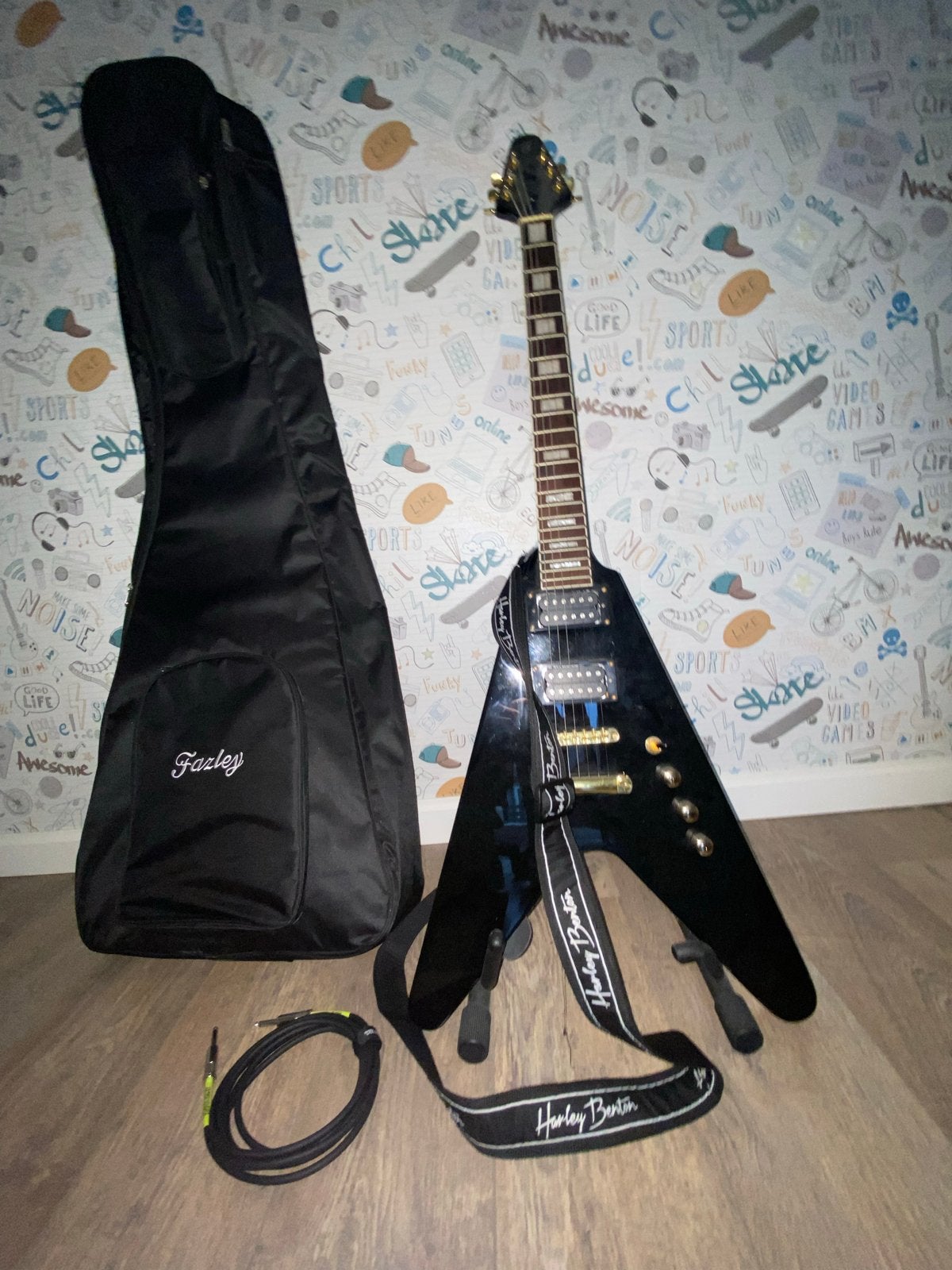 Fazley elektrische gitaar set: gitaar, standaard, kabel, tas, Ophalen, Gebruikt, Solid body, Overige merken