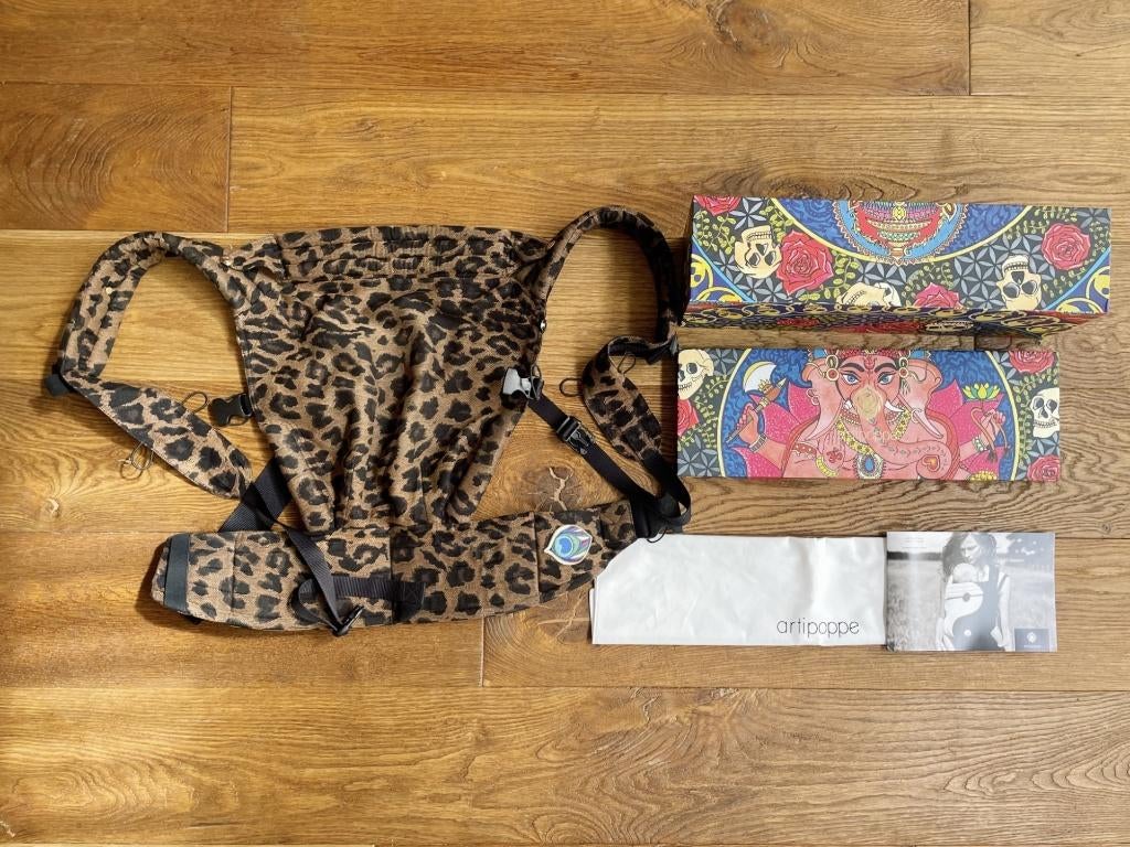 Artipoppe draagzak (leopard classic), Overige merken, Gebruikt, Buik of Rug, Ophalen of Verzenden