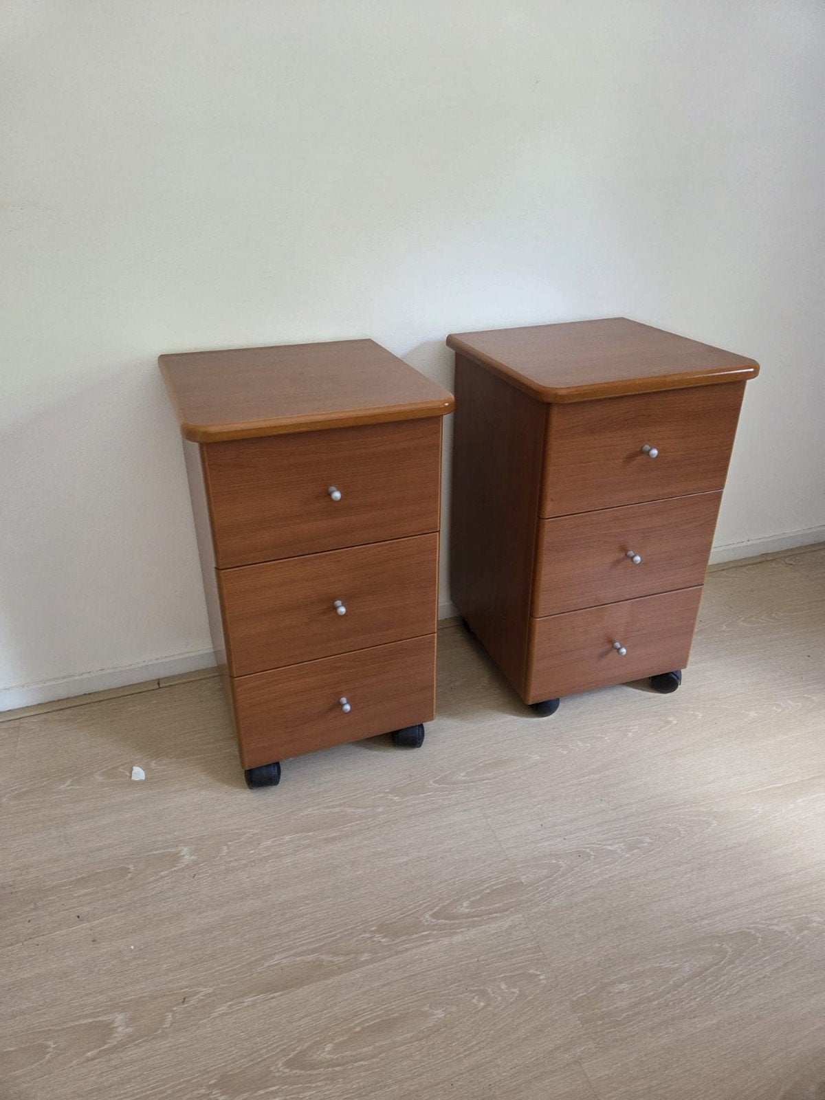 2 nachtkastjes, Ophalen, Minder dan 45 cm, Onbekend, 55 tot 70 cm