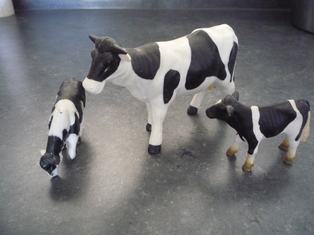 Koe met 2 kalfjes - massief kunststof beeldjes, Ophalen of Verzenden, Zo goed als nieuw, Boerderijdier, Beeldje of Figuurtje