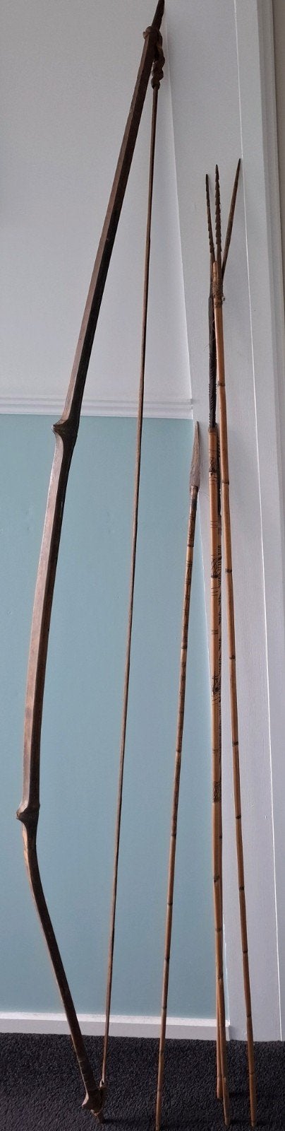 Vintage boog en pijlen uit Papua Nieuw-Guinea, Antiek en Kunst, Papoea-Nieuw-Guinea, Ophalen, Handgemaakt, Natuurlijk materiaal