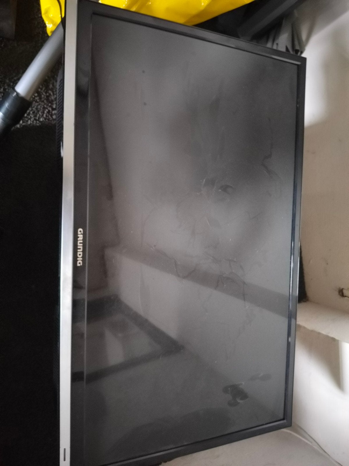 Grundig TV met voetsteun en afstandsbediening, Ophalen, 100 cm of meer, 50 Hz, Grundig
