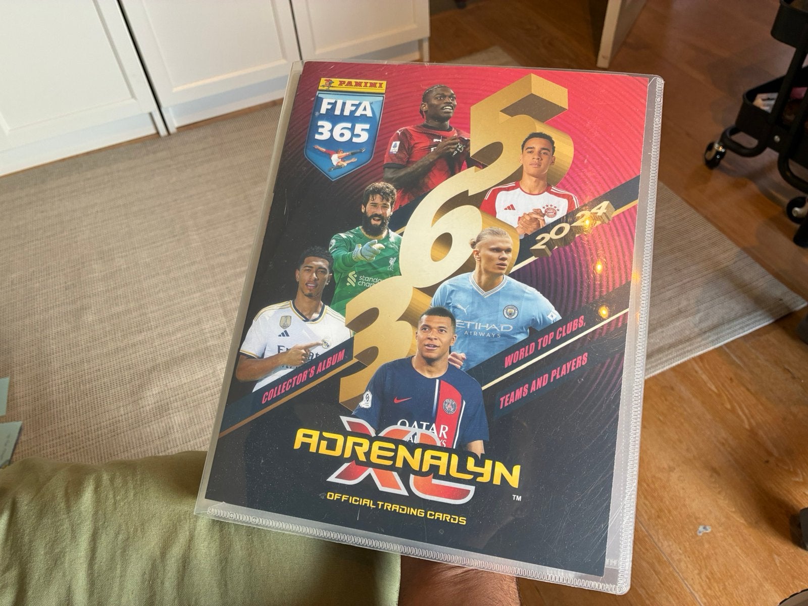 Fifa 365 Adrenalyn - Verzamelmap met 300 kaarten (2024), Hobby en Vrije tijd, Stickers en Plaatjes, Ophalen of Verzenden, Zo goed als nieuw