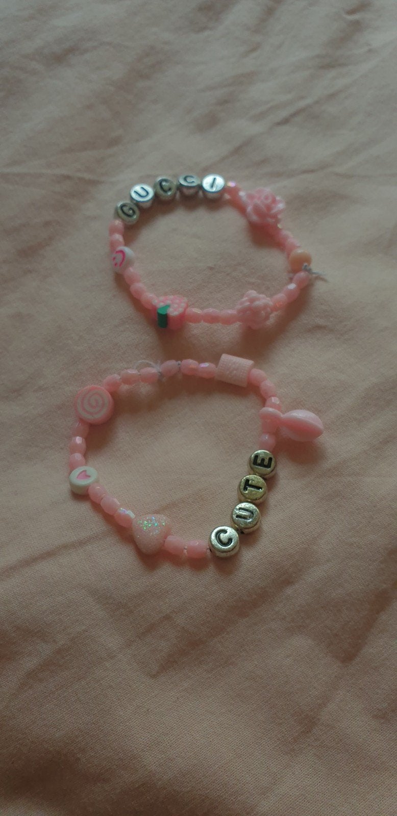 Leuke roze kralenarmbandjes met bedels, Sieraden, Tassen en Uiterlijk, Armbanden, Kunststof of Plastic, Ophalen of Verzenden, Zo goed als nieuw