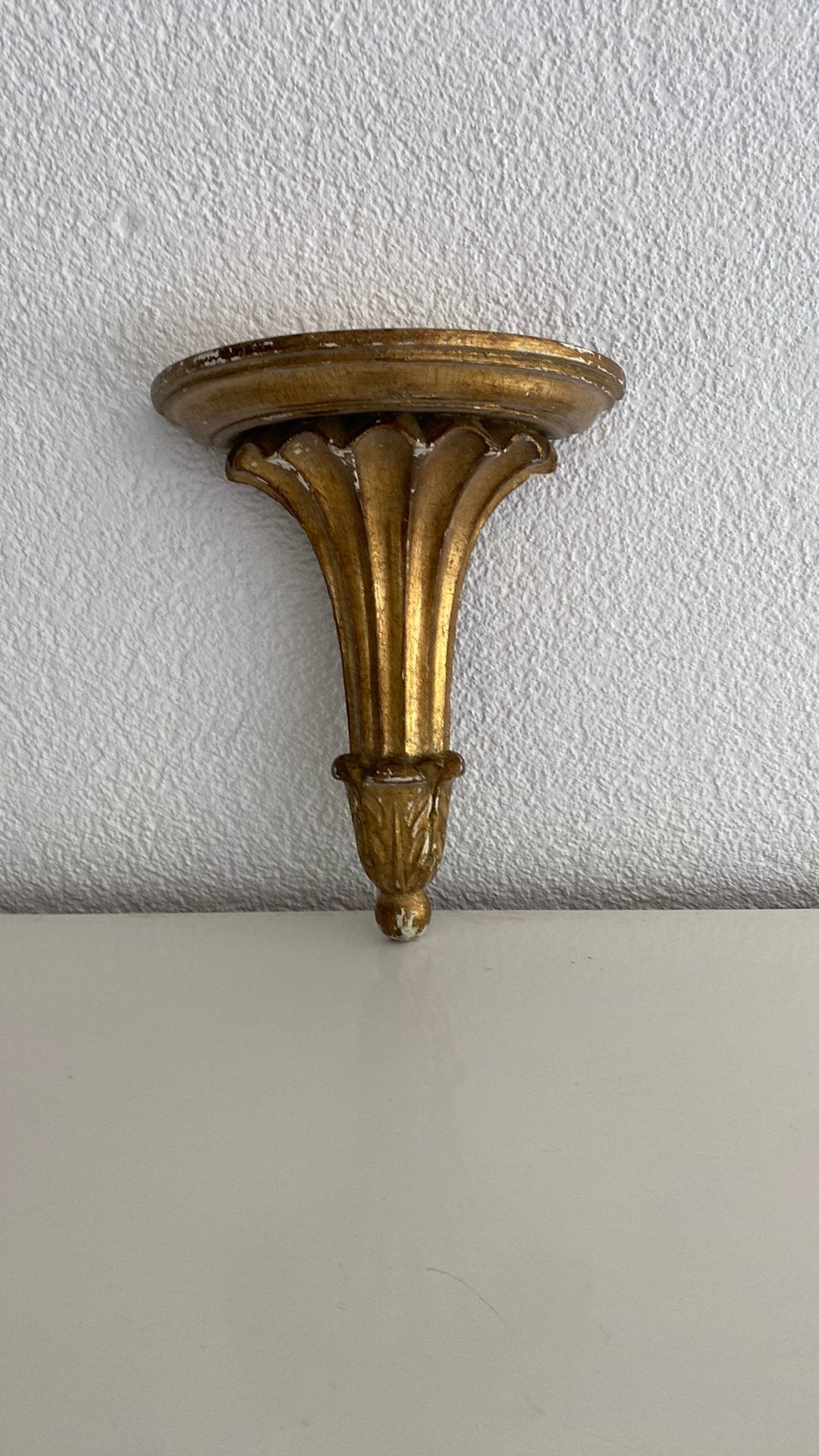 Goudkleurig wandconsole van hout, Antiek en Kunst, Kunst | Beelden en Houtsnijwerken, Overige onderwerpen, Ophalen of Verzenden
