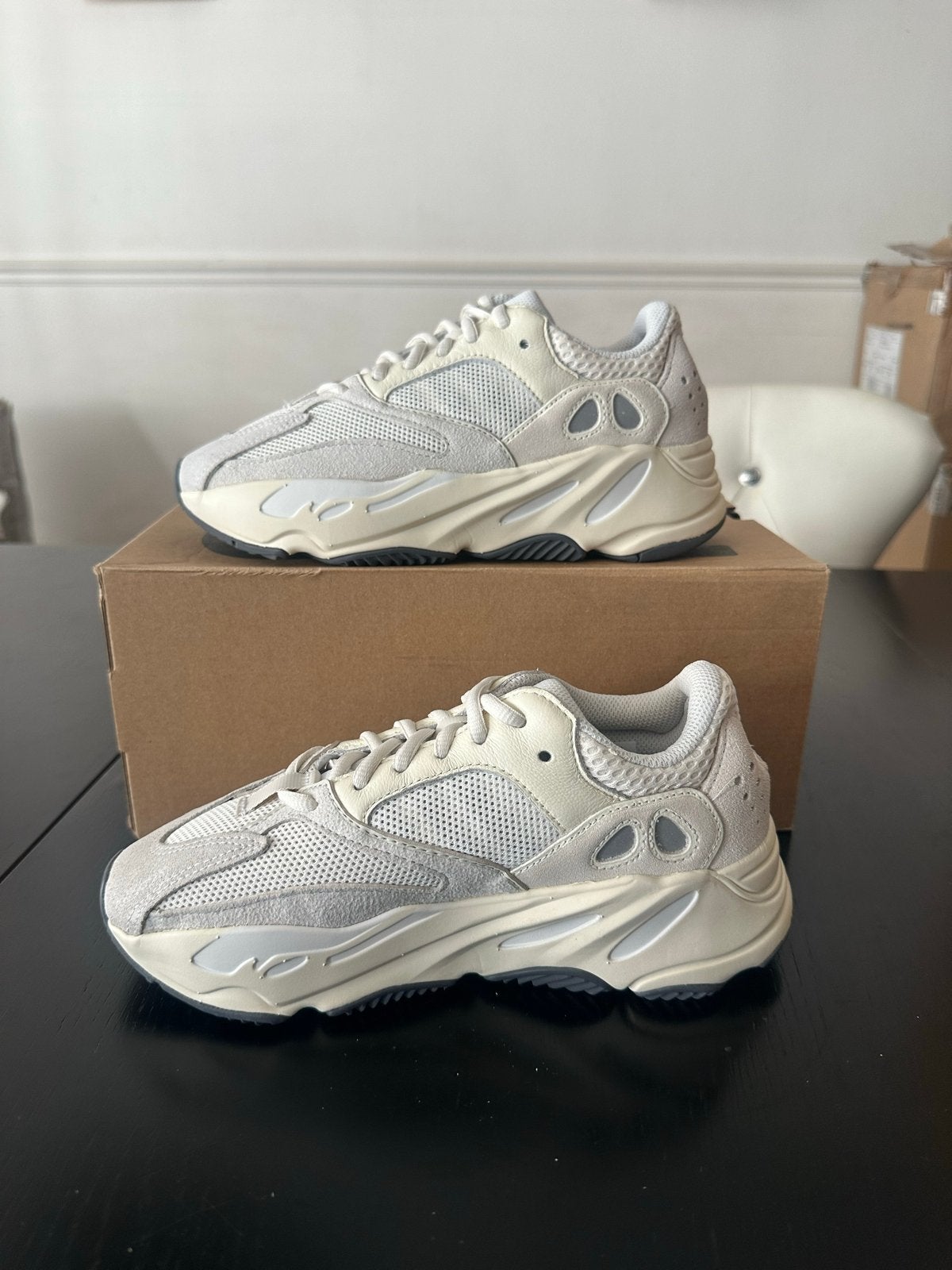 Adidas Yeezy Boost 700 Analog - Maat 36, Kleding | Dames, Ophalen of Verzenden, Nieuw, Wit, Sneakers of Gympen