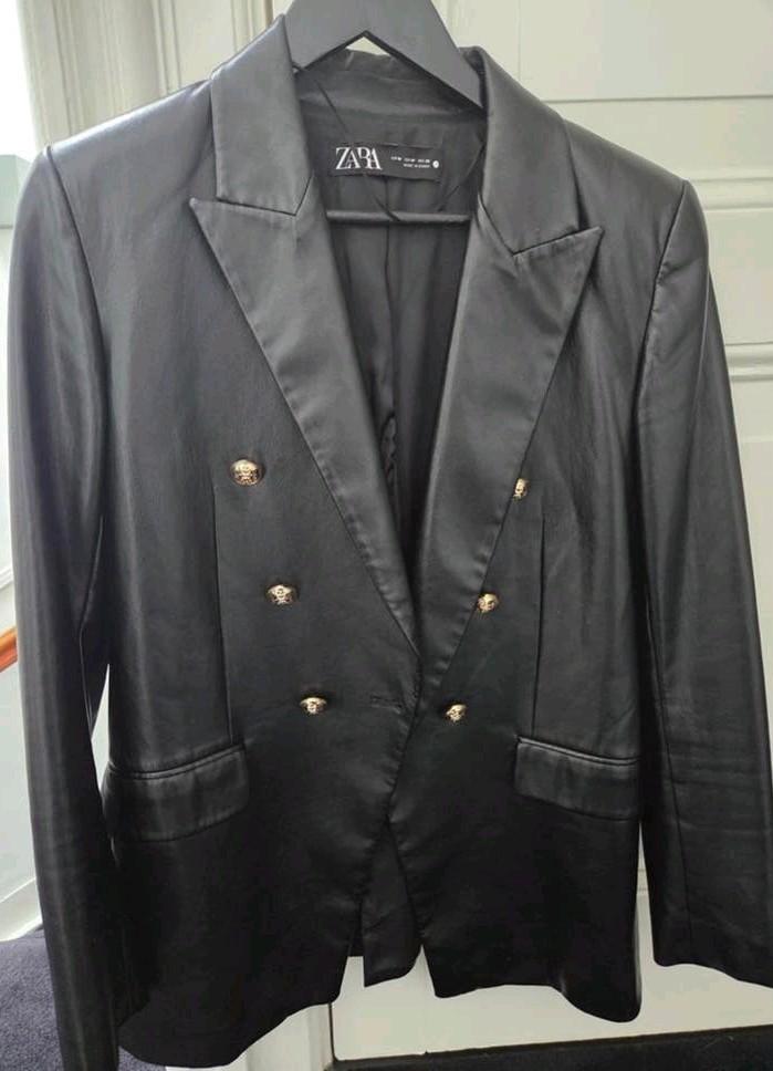 Zara blazer leatherlook gouden knopen, Kleding | Dames, Maat 38/40 (M), Ophalen of Verzenden, Zo goed als nieuw, Jasje