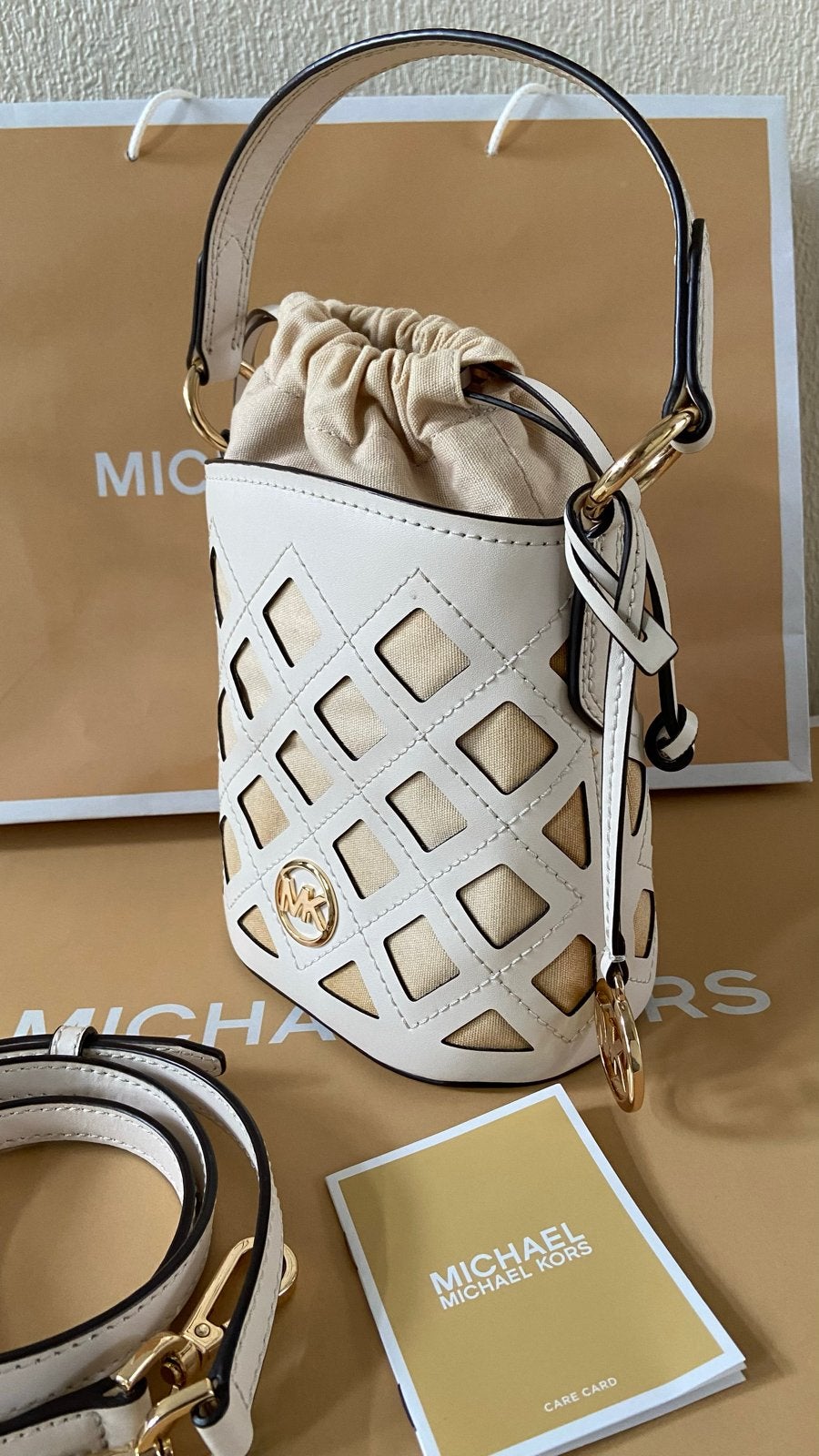 Michael Kors Embellished Bucket Tas - Zo goed als nieuw, Ophalen of Verzenden, Zo goed als nieuw, Beige, Handtas