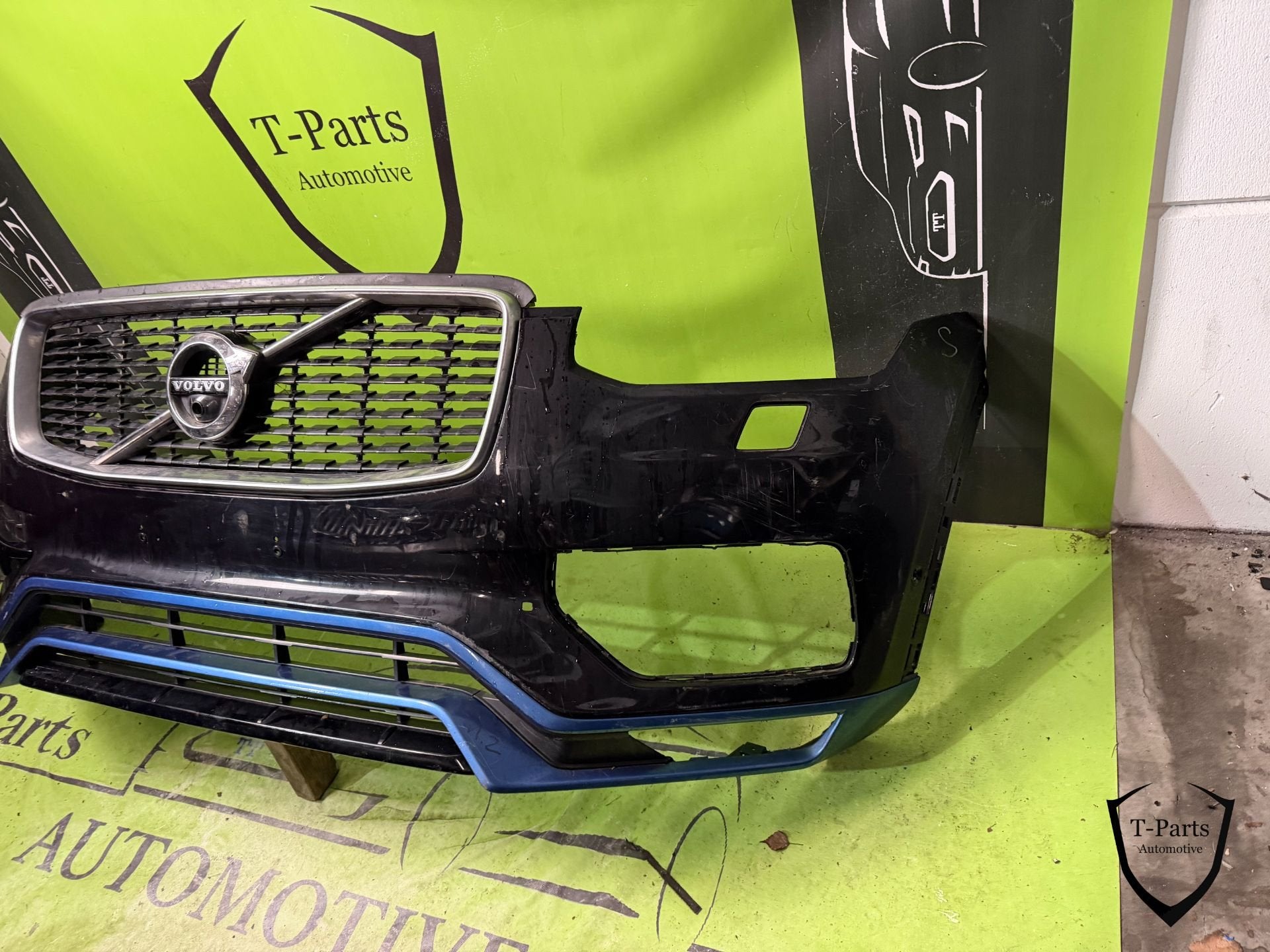 volvo XC90 voorbumper bumper R design, Gebruikt, Gunnar Engellaus vag 8
405 31  Gothenburg, SE, Info@volvocars.com, Ophalen of Verzenden