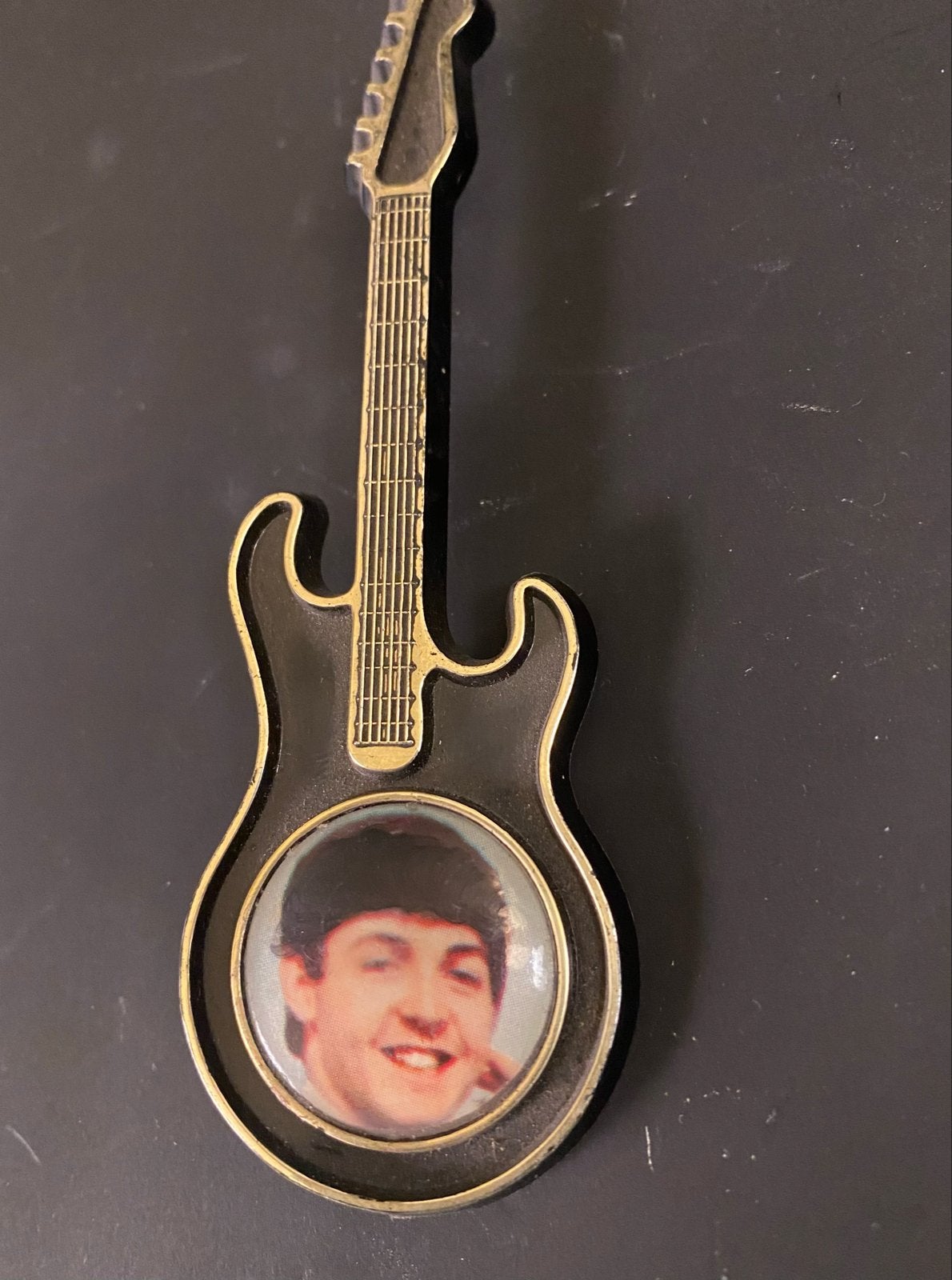 Beatles Paul McCartney Gitaar Speldje, Verzamelen, Ophalen of Verzenden, Gebruikt, Overige onderwerpen, Speldje of Pin