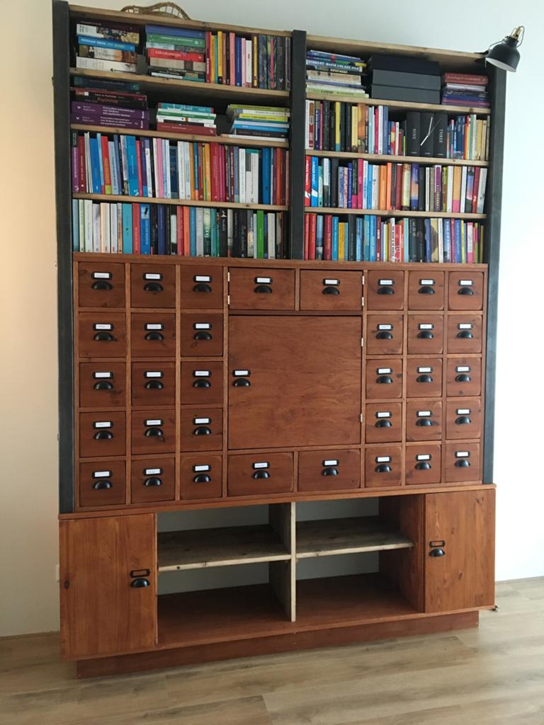 Industriële houten boekenkast / bibliotheekkast, Ophalen, Zo goed als nieuw, 25 tot 50 cm, 200 cm of meer