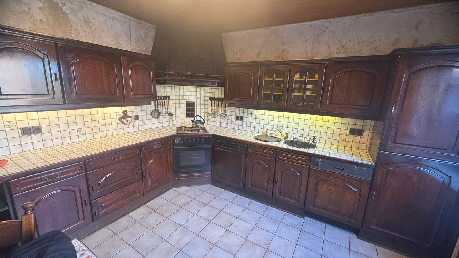 Massief eiken keuken met koperen  schouw, 370 x 295cm, Ophalen, Gebruikt, Bruin, Hoekkeuken