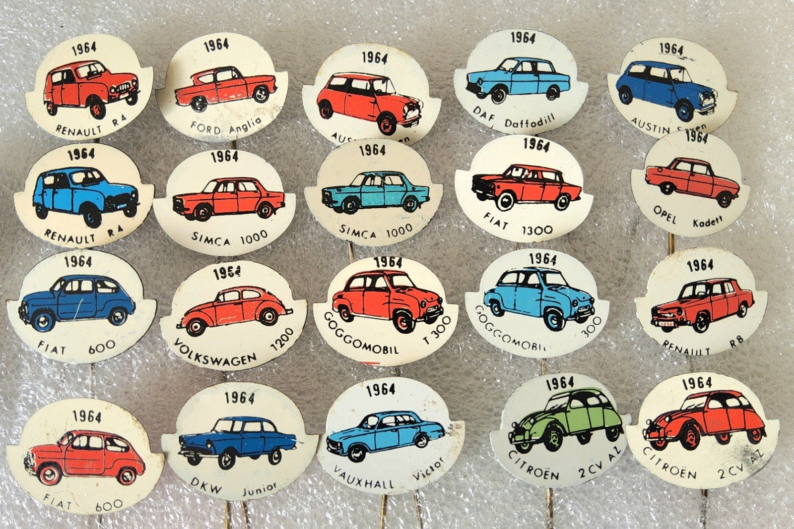 20 Vintage Speldjes Auto's 1964 - Diverse Merken, Verzamelen, Ophalen of Verzenden, Gebruikt, Overige onderwerpen, Speldje of Pin