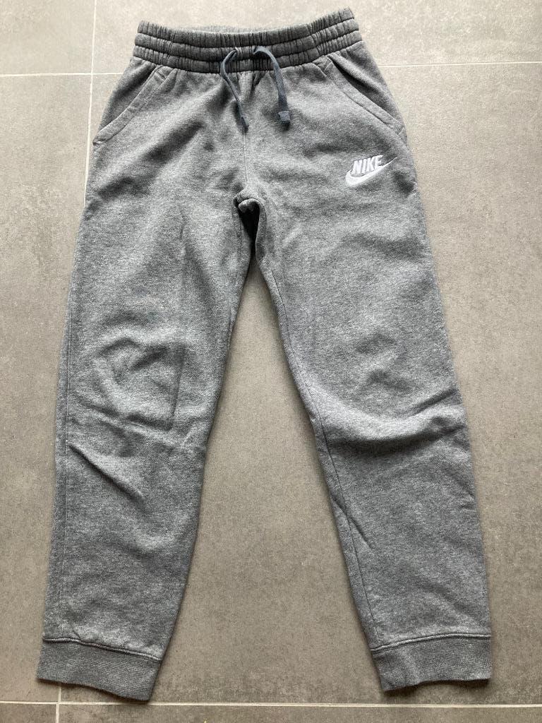 Trainingsbroek Nike grijs maat L (147-158), Kinderen en Baby's, Kinderkleding | Maat 152, Broek, Jongen of Meisje, Ophalen of Verzenden